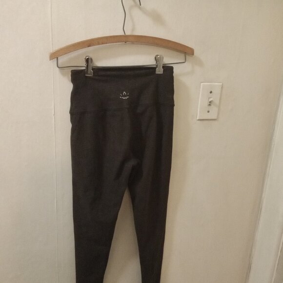 Beyond Yoga Sz M dark brown leggings - Flaws - small hole that was stitched - Picture 4 of 7